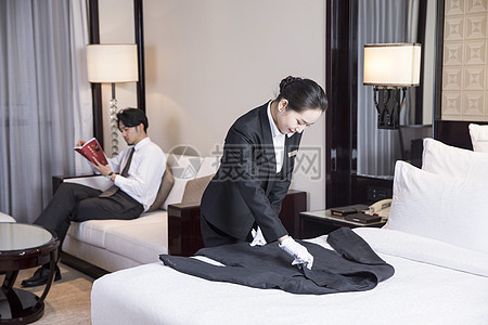 酒店服务人员叠衣服